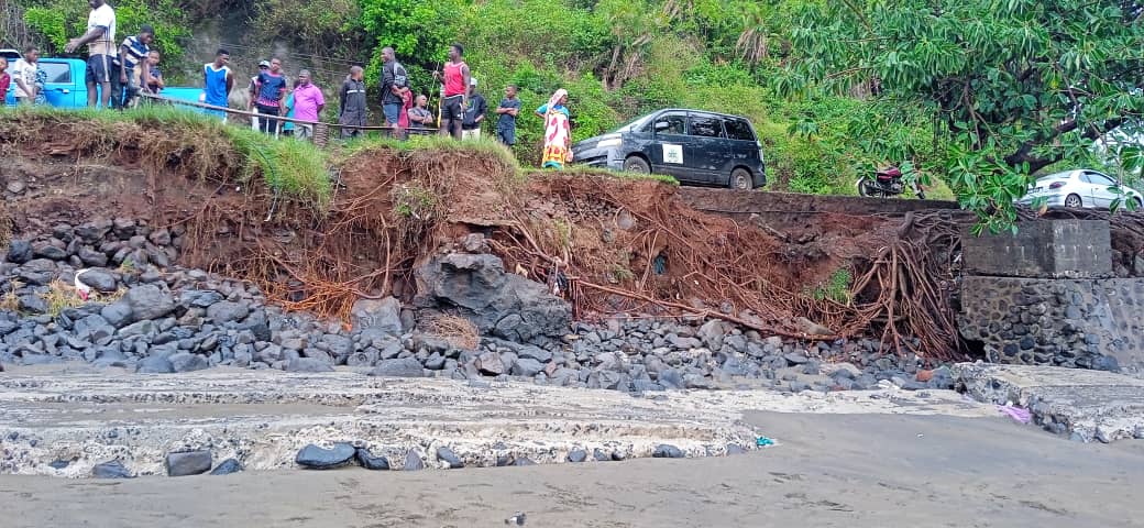 image Le reste de la digue de Hoani a cédé, la mer gagne la route principale